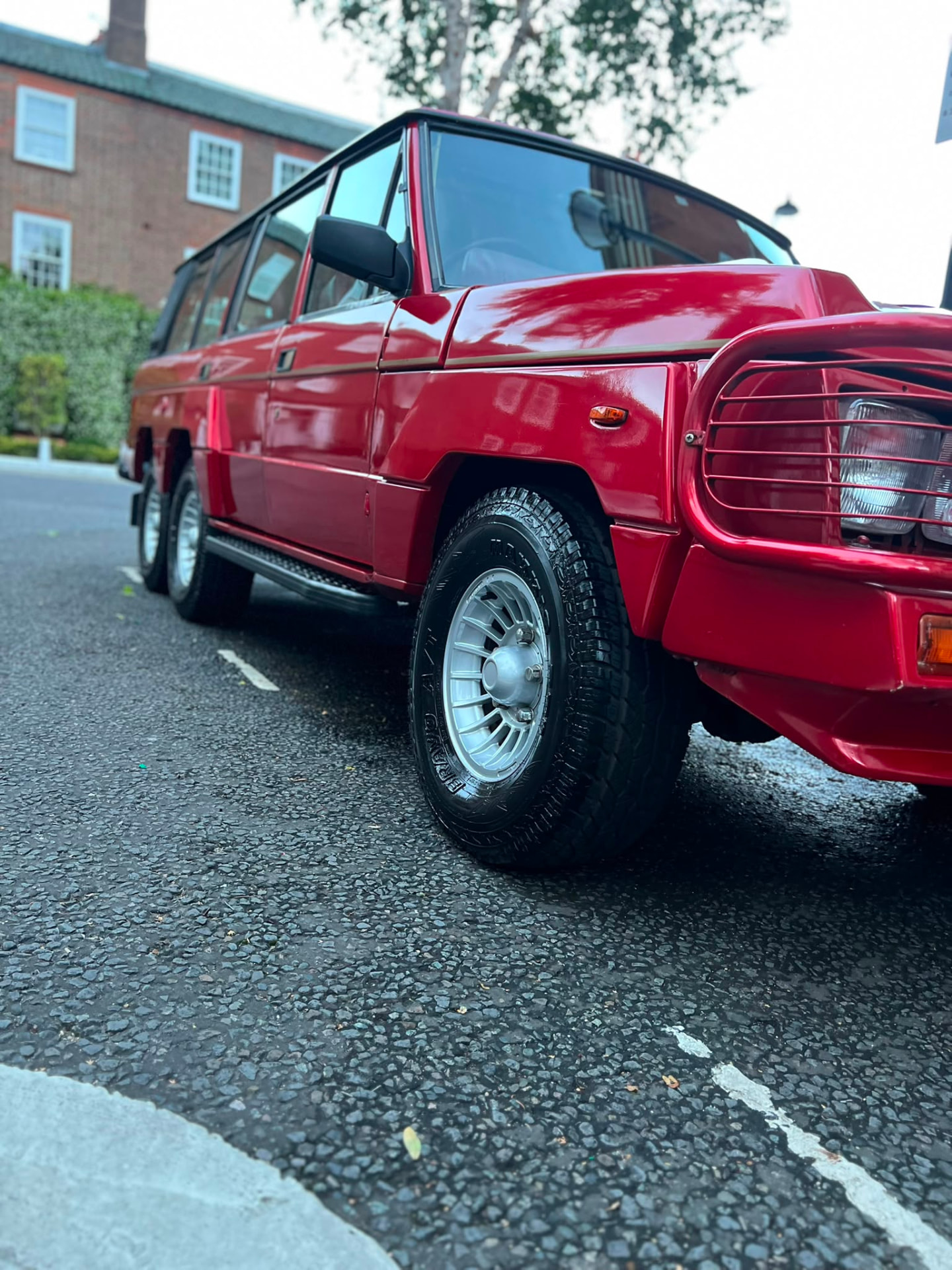 Red classic Range Rover with freshly dressed tyres and clean alloys